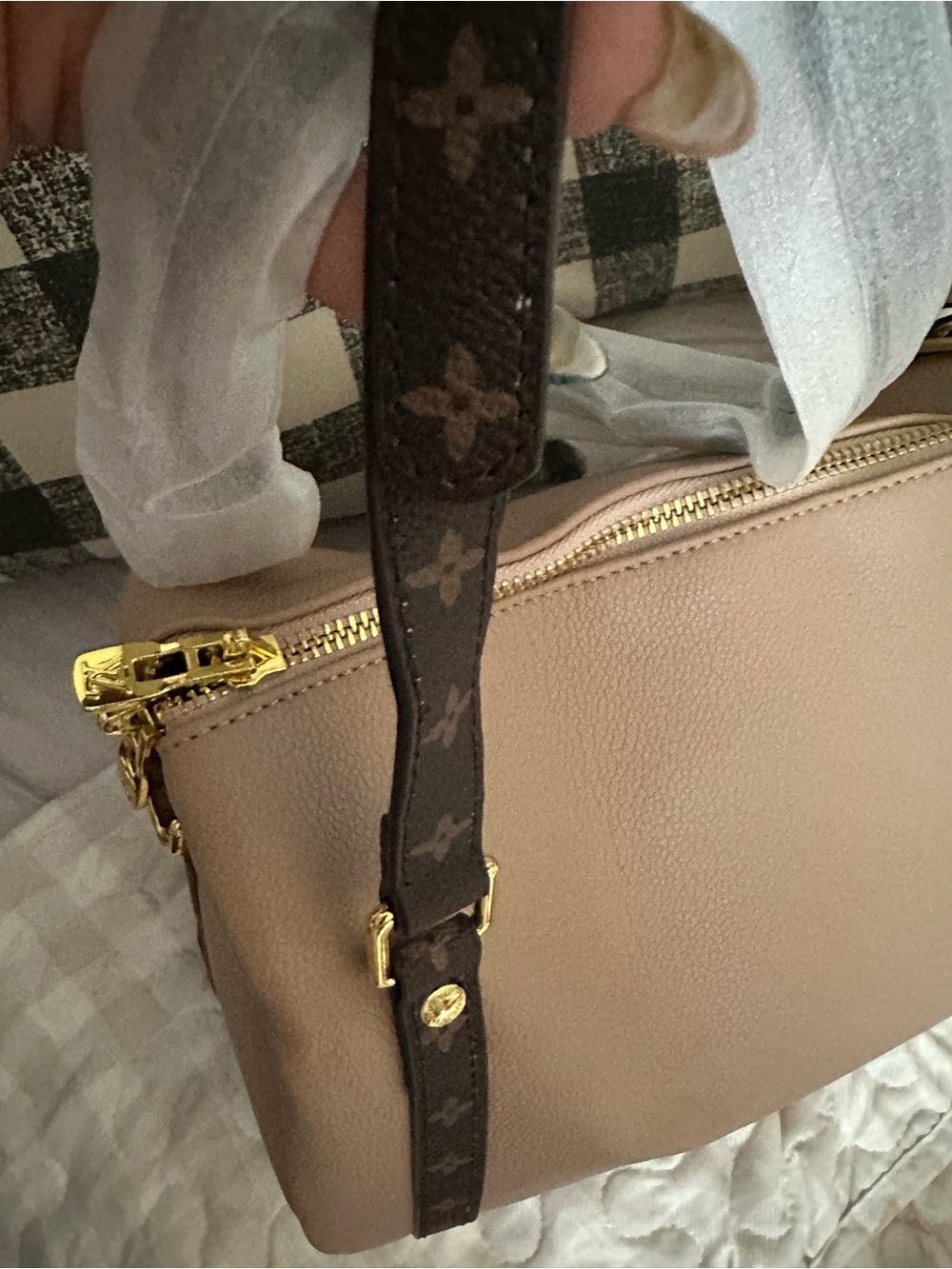 Shoulders Bag with Gold Hardware not authentic, is beautiful. New - Picture 2 of 10